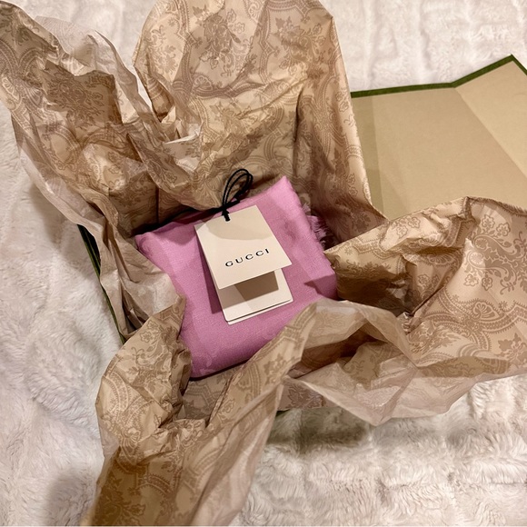 NWT! Gucci Pink Silk Wool Pashmina Scaf With Gift Box, Wrap, Bag and Mailing Box - Picture 8 of 10